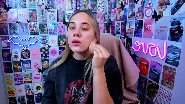 Snapshot of MiaMilas chatting on October 7, 2025, 4:09 am MiaMilas online show from October 7, 2025, 4:09 am