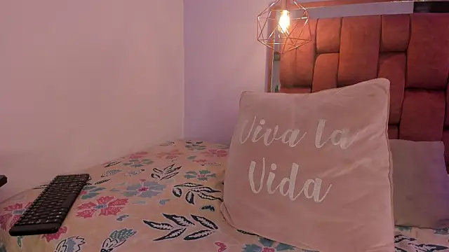 kristakinnky online show from November 7, 2025, 1:44 pm