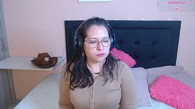 May Carlier online show from October 4, 2025, 1:36 am