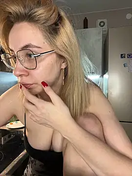 Kitty Katrine online show from October 27, 2025, 1:37 pm