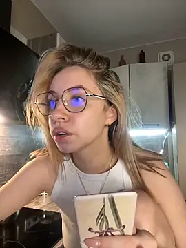 Kitty Katrine online show from December 18, 2025, 2:45 pm