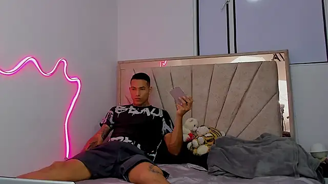 Hana and Zeta online show from March 3, 2026, 3:34 am