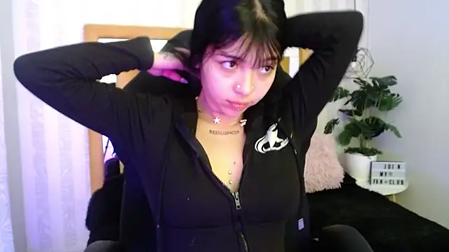 Snapshot of pettit_courtny chatting on October 31, 2025, 1:01 pm pettit courtny online show from October 31, 2025, 1:01 pm