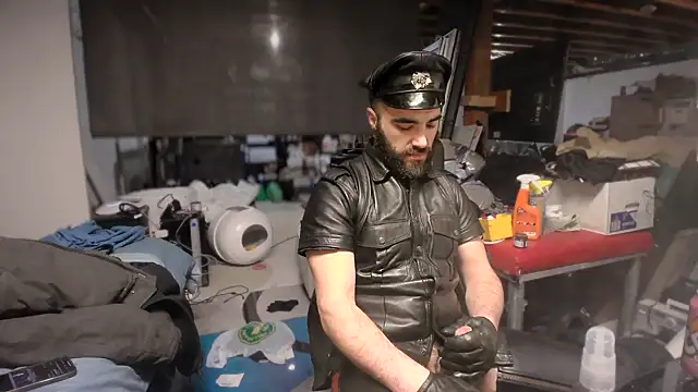 leatherpupmtl online show from December 16, 2024, 9:52 pm