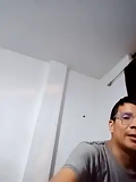 Snapshot of PequeArely chatting on December 30, 2024, 6:20 am PequeArely online show from December 30, 2024, 6:20 am