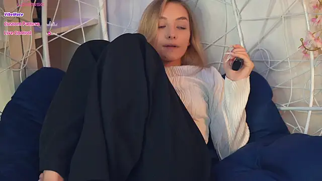 Snapshot of FlairCunard chatting on December 1, 2024, 10:43 pm FlairCunard online show from December 1, 2024, 10:43 pm