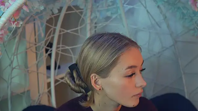 Snapshot of FlairCunard chatting on December 18, 2024, 5:52 pm FlairCunard online show from December 18, 2024, 5:52 pm