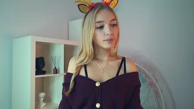 Snapshot of FlairCunard chatting on December 18, 2024, 8:57 pm FlairCunard online show from December 18, 2024, 8:57 pm