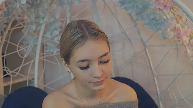 Snapshot of FlairCunard chatting on December 25, 2024, 3:49 pm FlairCunard online show from December 25, 2024, 3:49 pm