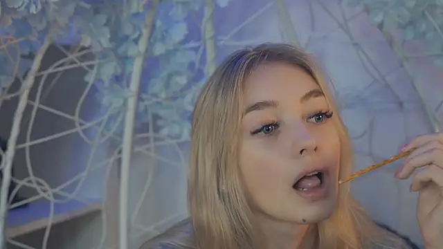 Snapshot of FlairCunard chatting on December 25, 2024, 7:34 pm FlairCunard online show from December 25, 2024, 7:34 pm