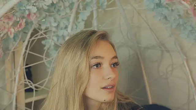 Snapshot of FlairCunard chatting on January 2, 2025, 8:57 pm FlairCunard online show from January 2, 2025, 8:57 pm