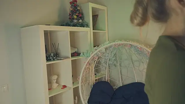 Snapshot of FlairCunard chatting on January 3, 2025, 12:00 am FlairCunard online show from January 3, 2025, 12:00 am