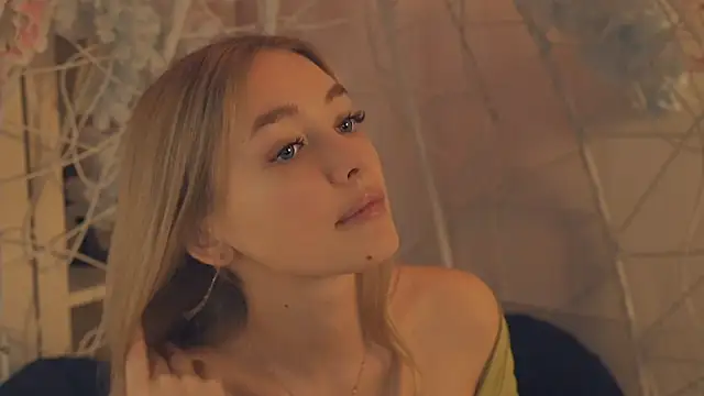 Snapshot of FlairCunard chatting on January 7, 2025, 8:52 pm FlairCunard online show from January 7, 2025, 8:52 pm