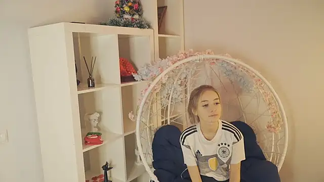 Snapshot of FlairCunard chatting on January 13, 2025, 5:44 pm FlairCunard online show from January 13, 2025, 5:44 pm