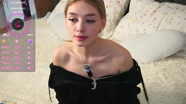 Snapshot of FlairCunard chatting on February 4, 2025, 10:45 pm FlairCunard online show from February 4, 2025, 10:45 pm