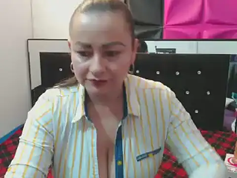 ScarletGlow1 online show from January 20, 2025, 3:18 pm