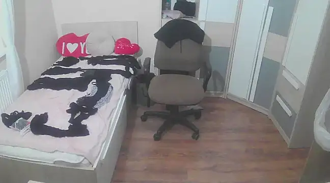 Snapshot of uleglasuczPL chatting on February 25, 2025, 4:46 am uleglasuczPL online show from February 25, 2025, 4:46 am