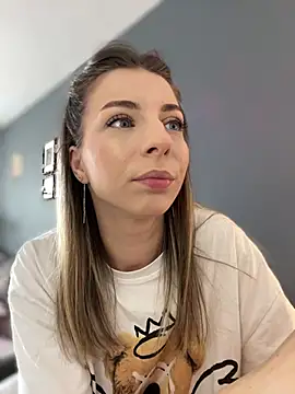 Mia Ethan online show from May 19, 2026, 6:42 am
