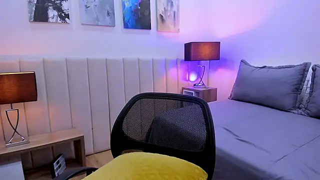 DaniRousse online show from April 5, 2026, 11:24 pm