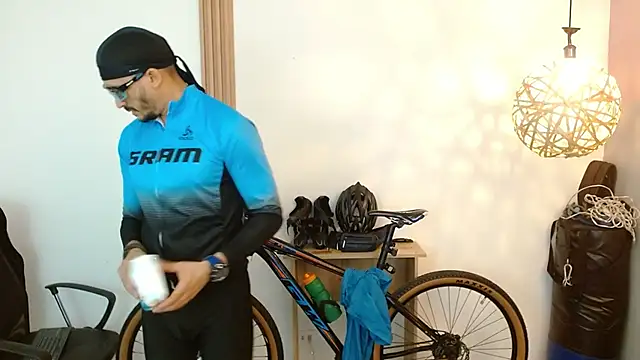 Reiko 85  online show from November 28, 2025, 2:31 pm