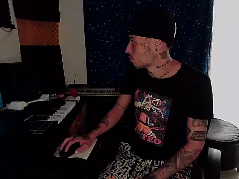 Snapshot of patrik_tattoo_ chatting on December 30, 2024, 1:36 pm patrik tattoo online show from December 30, 2024, 1:36 pm