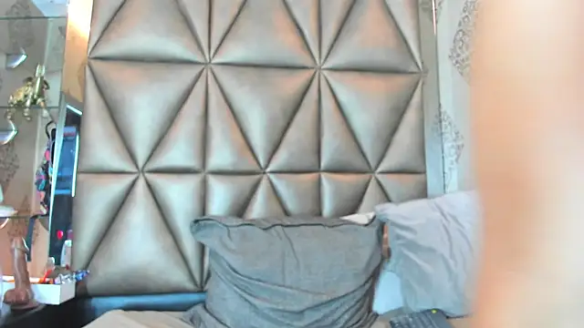 Corina Taylor  online show from October 9, 2025, 11:52 am