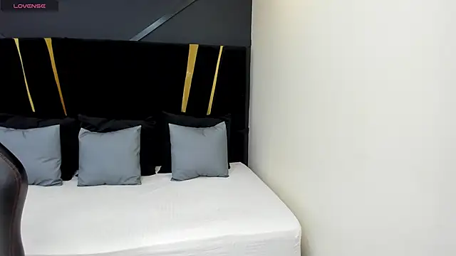 emilie xx  online show from December 9, 2024, 4:58 pm