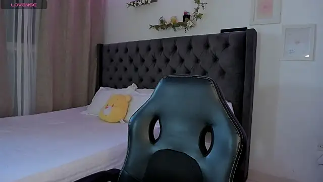 Amiirra  online show from April 16, 2026, 9:15 pm