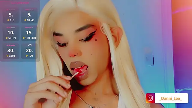 DanniLee  online show from November 3, 2025, 11:04 pm