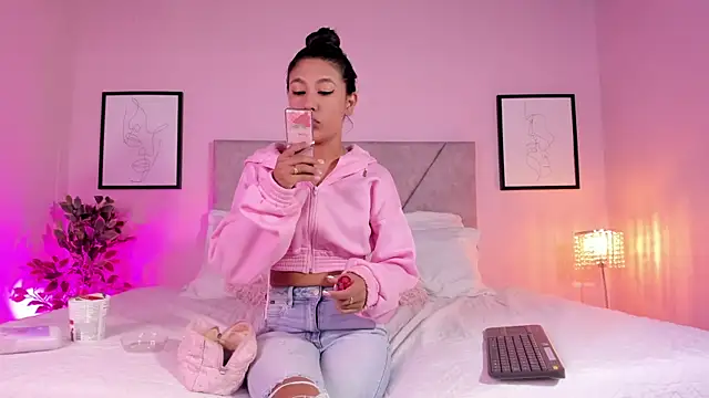 Emilyh  online show from April 16, 2026, 12:39 pm