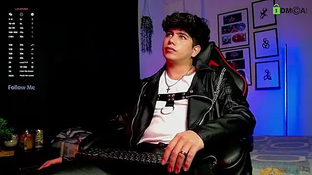 LyleBennett  online show from November 14, 2025, 11:42 am