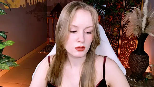 VivienLeeigh online show from March 8, 2026, 5:22 am