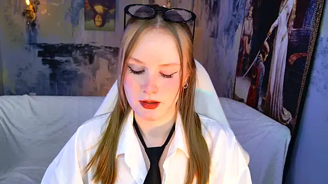 VivienLeeigh online show from March 29, 2026, 5:07 am