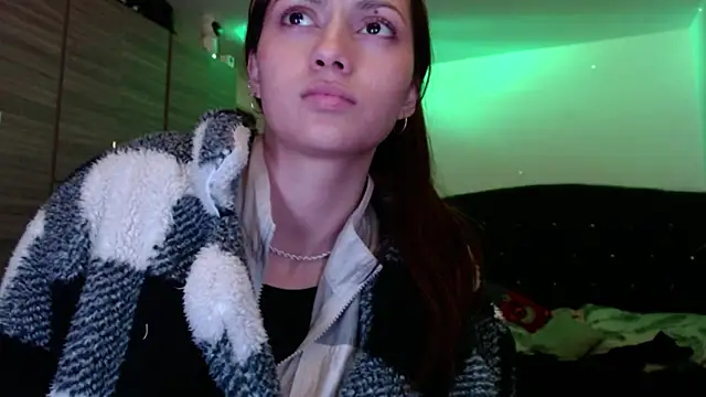 holy juli online show from June 10, 2026, 3:39 am