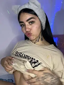 Nickiiiii online show from January 17, 2025, 5:32 am