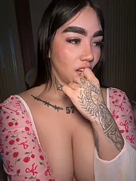 Nickiiiii online show from February 4, 2026, 4:51 am