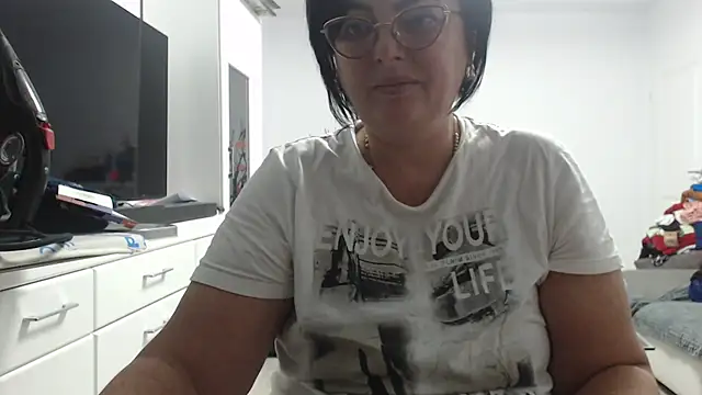 Amandamuller1982 online show from October 27, 2025, 8:24 pm