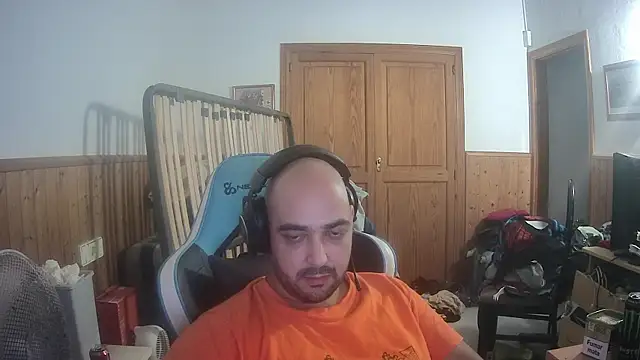 chicomallorca96 online show from September 28, 2025, 2:22 pm