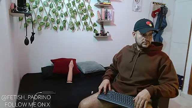 Snapshot of fetish_padrino chatting on January 22, 2025, 9:46 am fetish padrino online show from January 22, 2025, 9:46 am