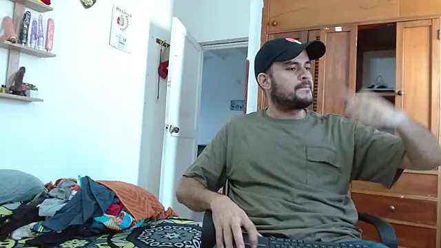 Snapshot of fetish_padrino chatting on February 18, 2025, 3:43 pm fetish padrino online show from February 18, 2025, 3:43 pm