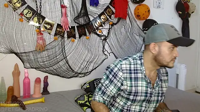 Snapshot of fetish_padrino chatting on October 16, 2025, 5:47 pm fetish padrino online show from October 16, 2025, 5:47 pm