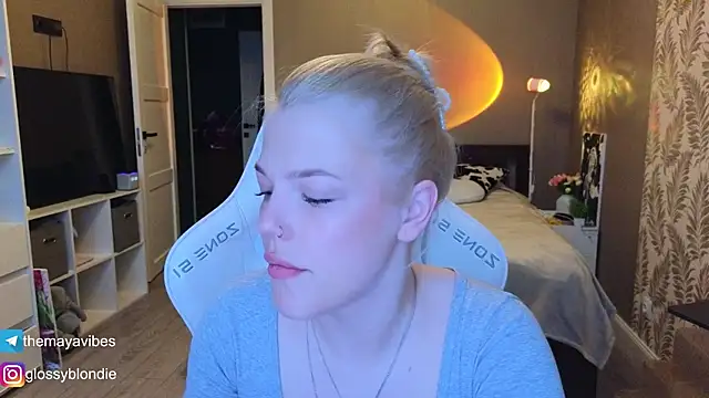 Maya Rave online show from April 16, 2026, 3:51 am