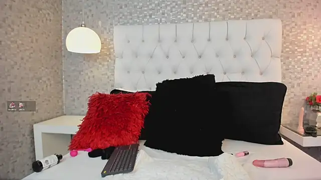 HazelMoret online show from December 27, 2024, 12:45 pm