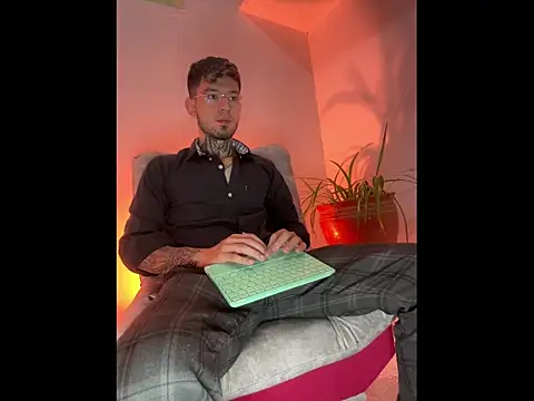 Anthony-Martin online show from November 4, 2025, 1:21 pm