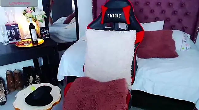 rubyylowell online show from January 9, 2025, 12:52 pm