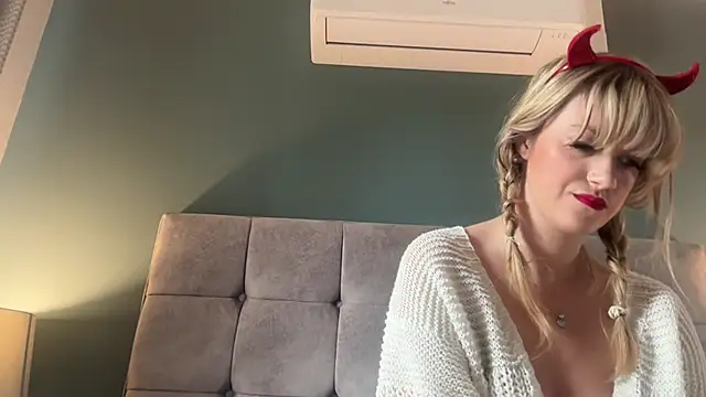 LustfulLuna  online show from October 31, 2025, 12:06 pm