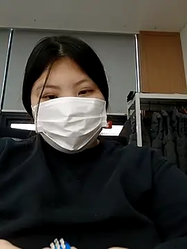 hello098712 online show from October 17, 2025, 3:31 am