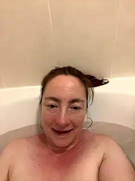 Snapshot of LouiseTswing chatting on December 1, 2024, 4:40 pm LouiseTswing online show from December 1, 2024, 4:40 pm