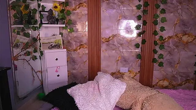 zoey-fox online show from April 20, 2026, 12:13 am