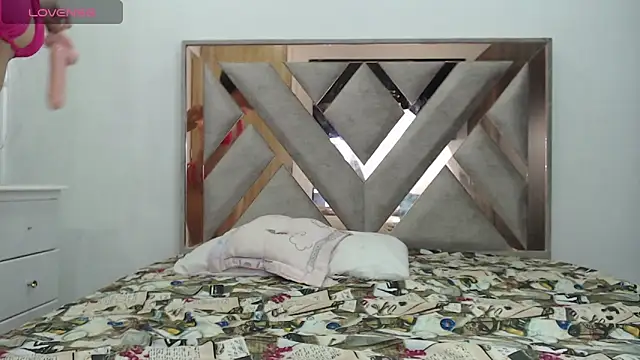 CorinaSmith28 online show from April 13, 2026, 9:31 pm